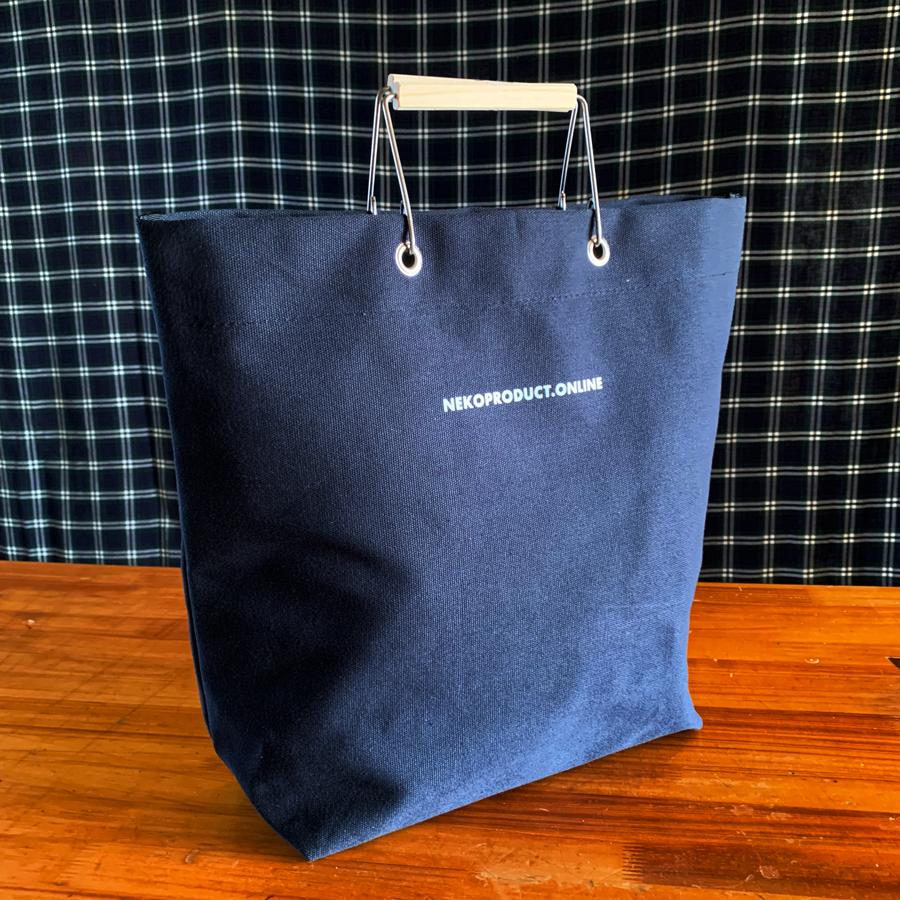 檜の肌触りで重さを感じないグリップの「ワイヤートートバッグ（紺・白）」